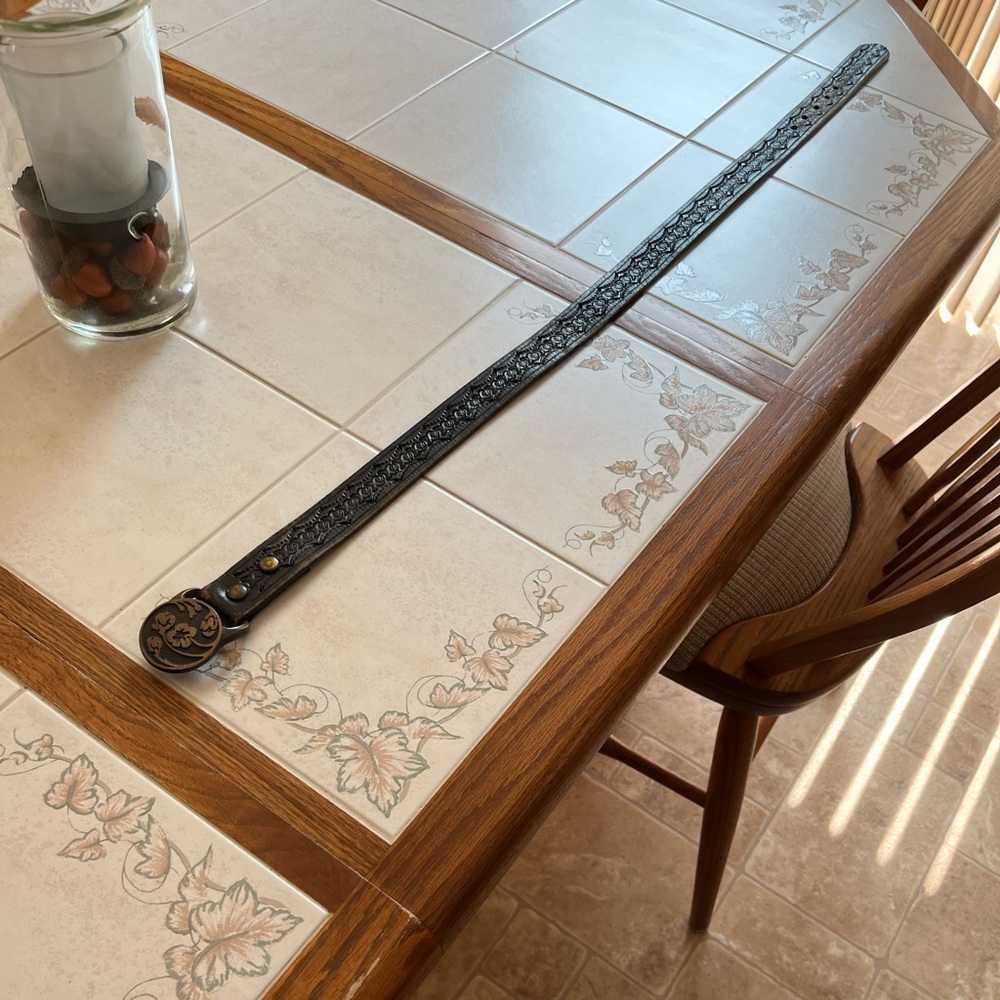Woman’s leathers belt , it is 35”  the color is black